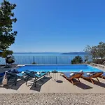 Villa Eaglestone - Isolated Location That Offers Peace And Tranquility